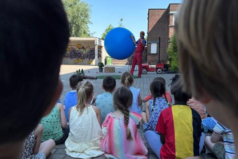 Toneel op schoolplein
